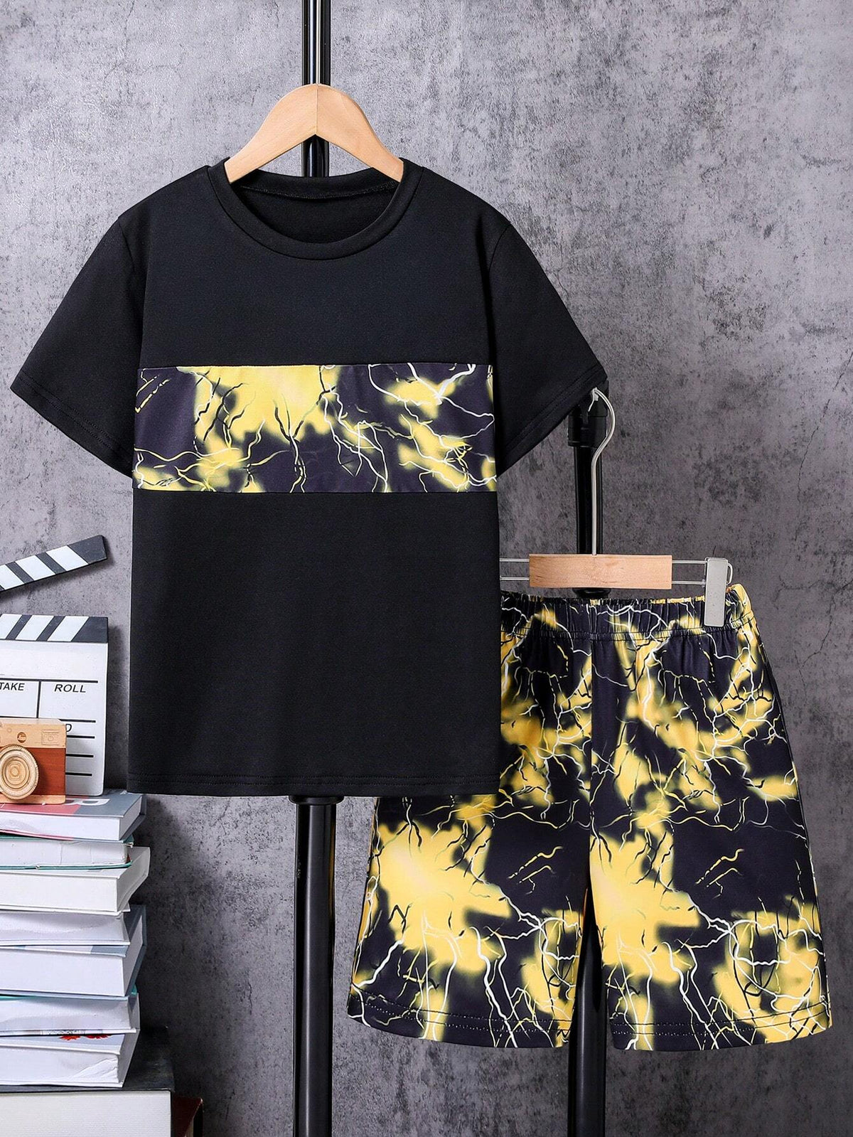 SHEIN 2pcs/Set Tween Boys Casual Ombre Lightning Graphic Tee Shirt And Shorts Set