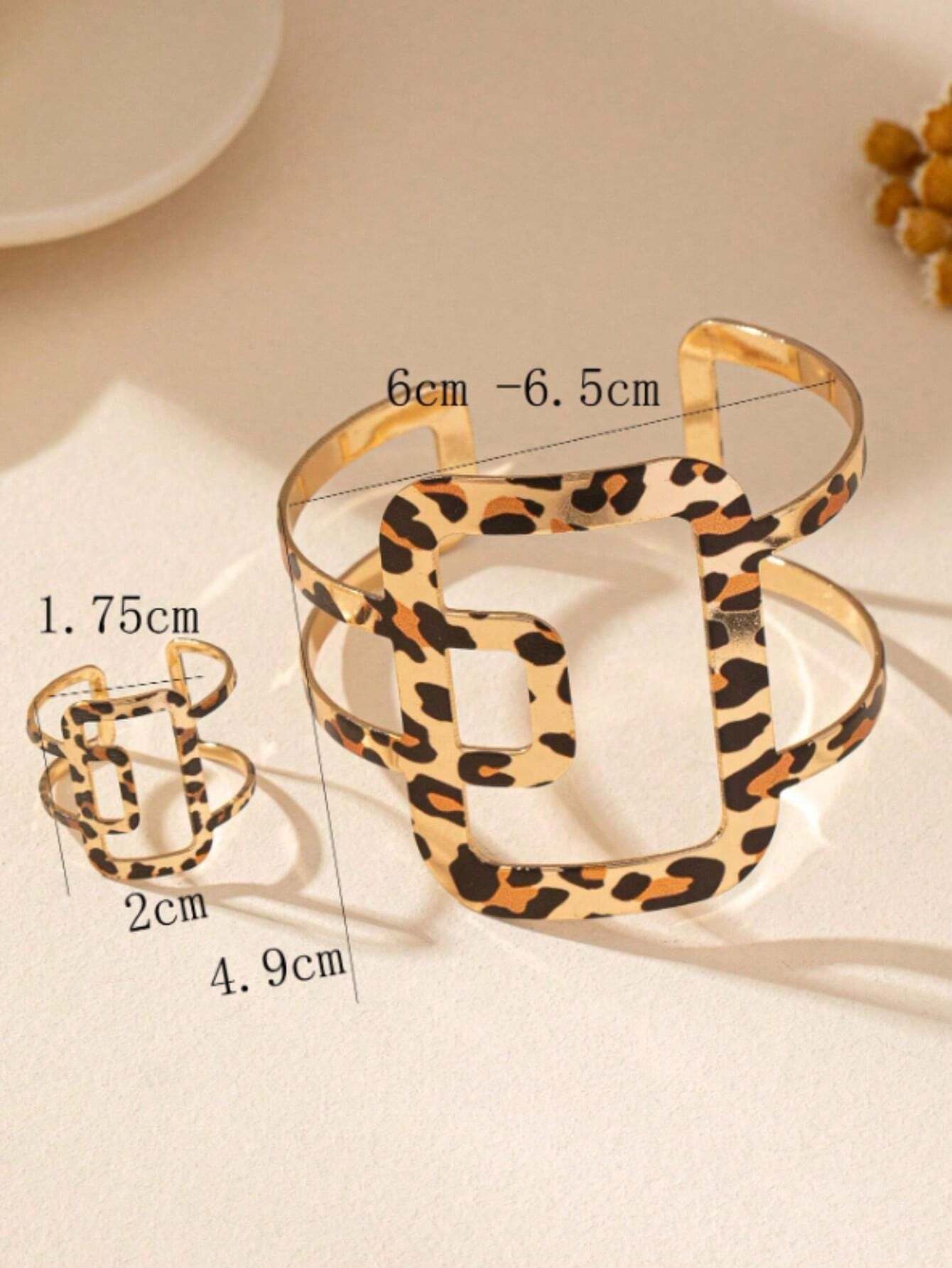 SHEIN 1set Fashionable, Elevated, Trendy, Minimalist, Geometric Hollow, Vintage Inspired Bangle Bracelet - Image 3