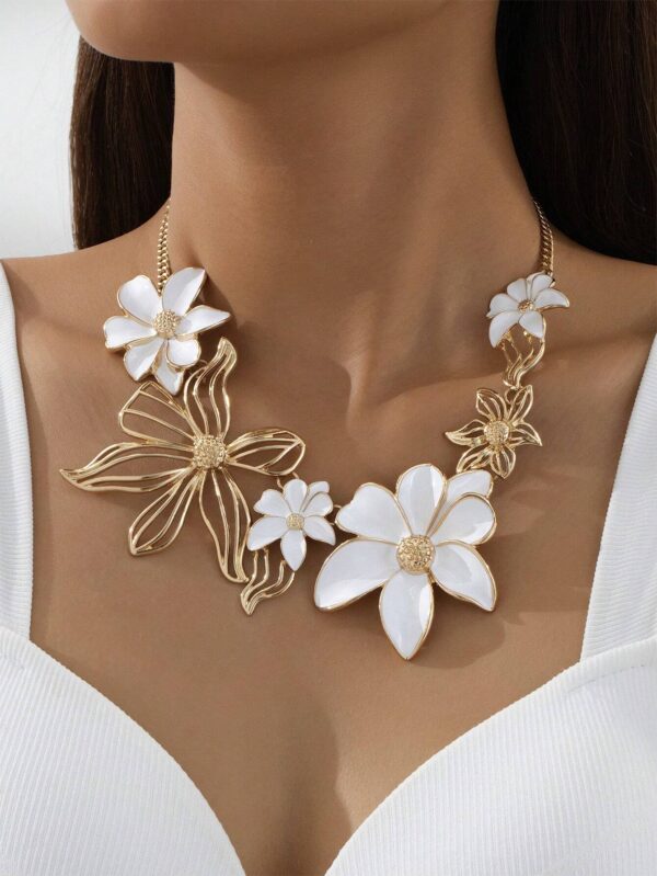 SHEIN 1pc Metal Hollow Flower Oil Drop Necklace