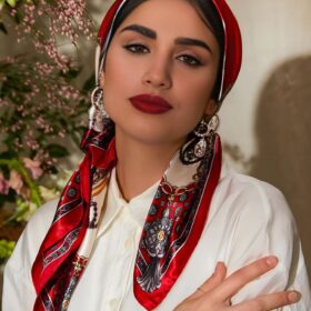 SHEIN Fashionable Chain Pattern Satin Red Square Scarf