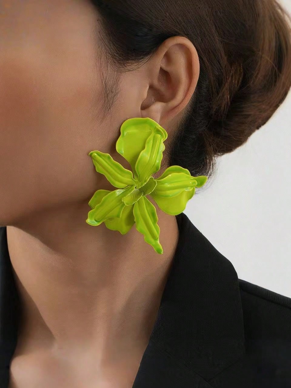 SHEIN Vintage European & American Exaggerated 3D Floral Asymmetric Glossy Stud Earrings