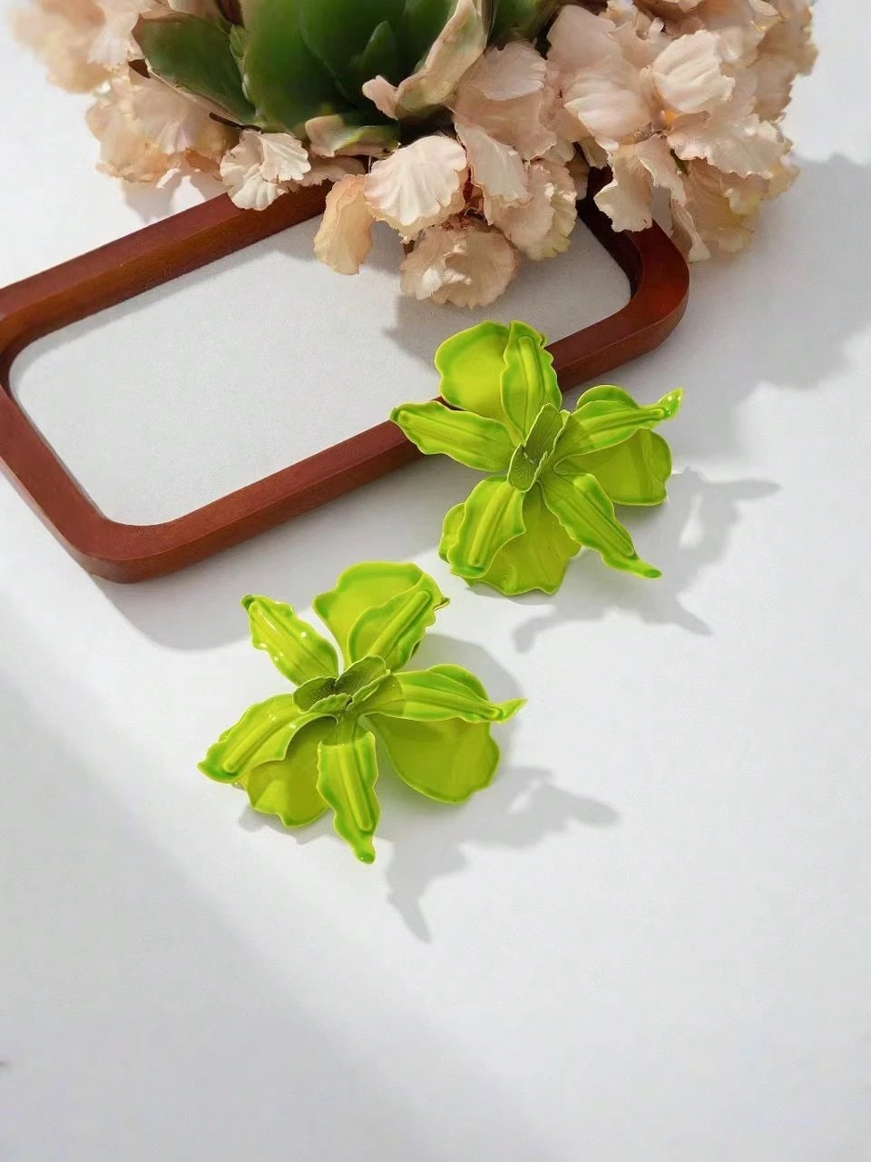 SHEIN Vintage European & American Exaggerated 3D Floral Asymmetric Glossy Stud Earrings