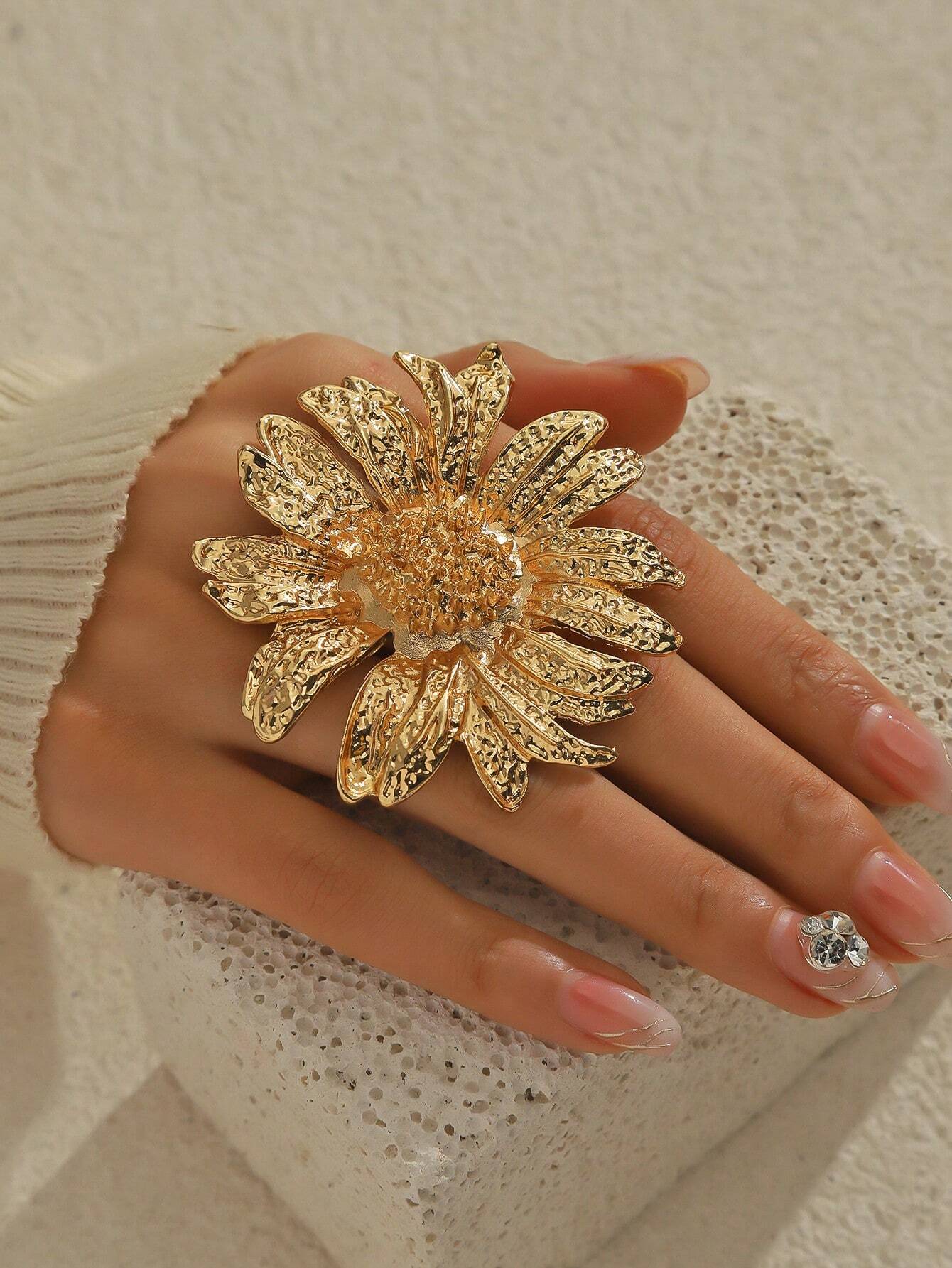 SHEIN Vintage Exaggerated Golden Sunflower Open Adjustable Ring