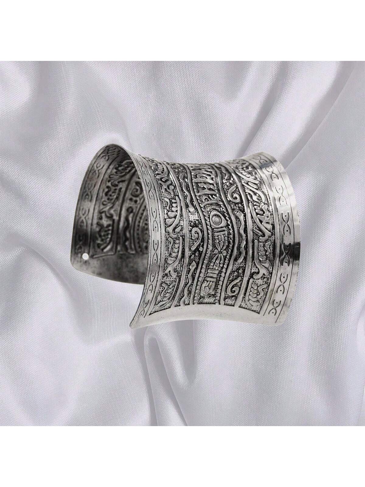 SHEIN Vintage Hieroglyphic Floral Pattern Bangle Bracelet