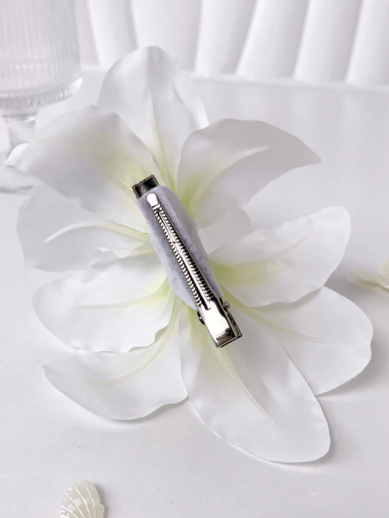 SHEIN Stylish Lily Flower Hair Clip