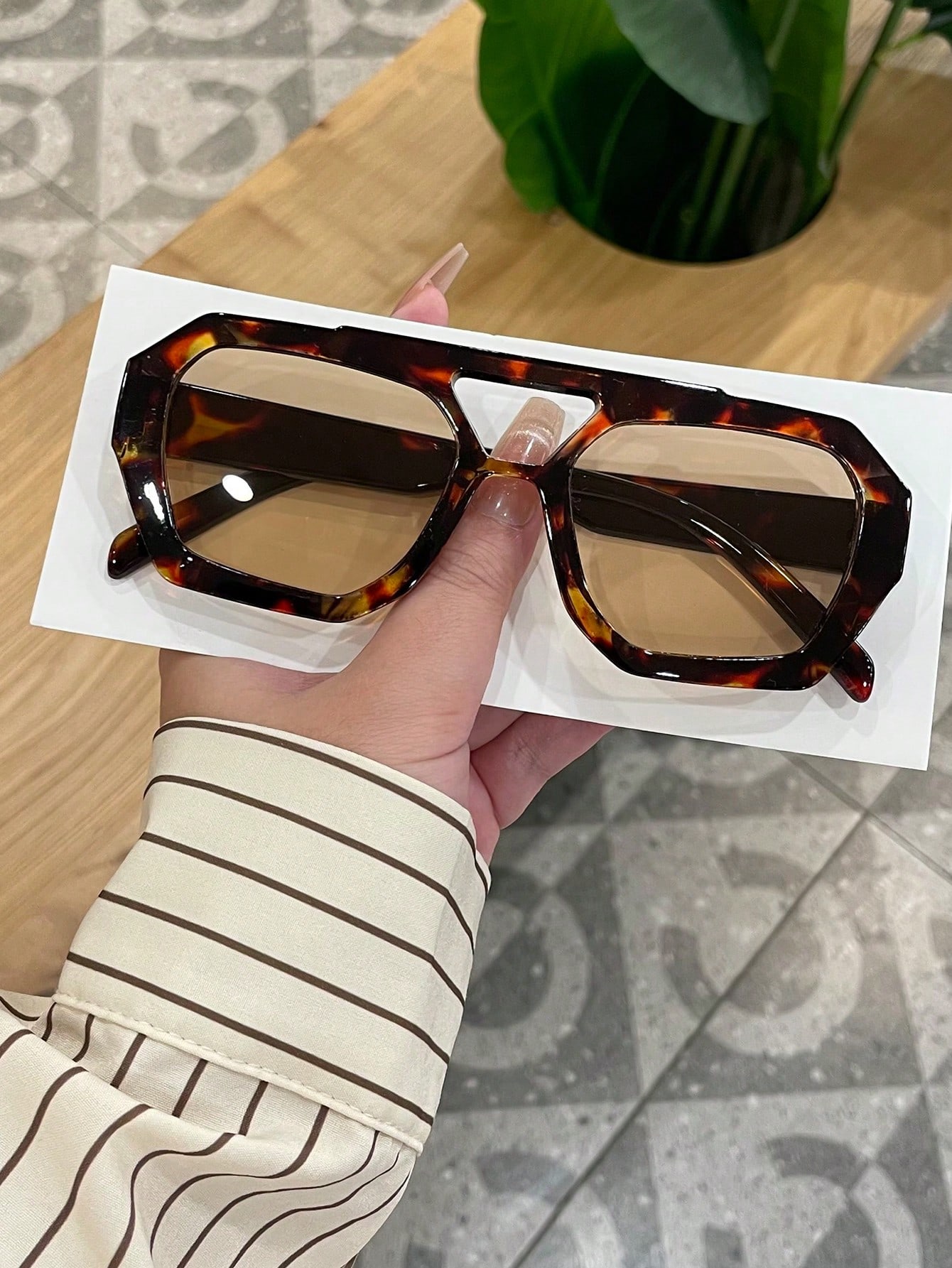 SHEIN Leopard Print Polygon PC Frame