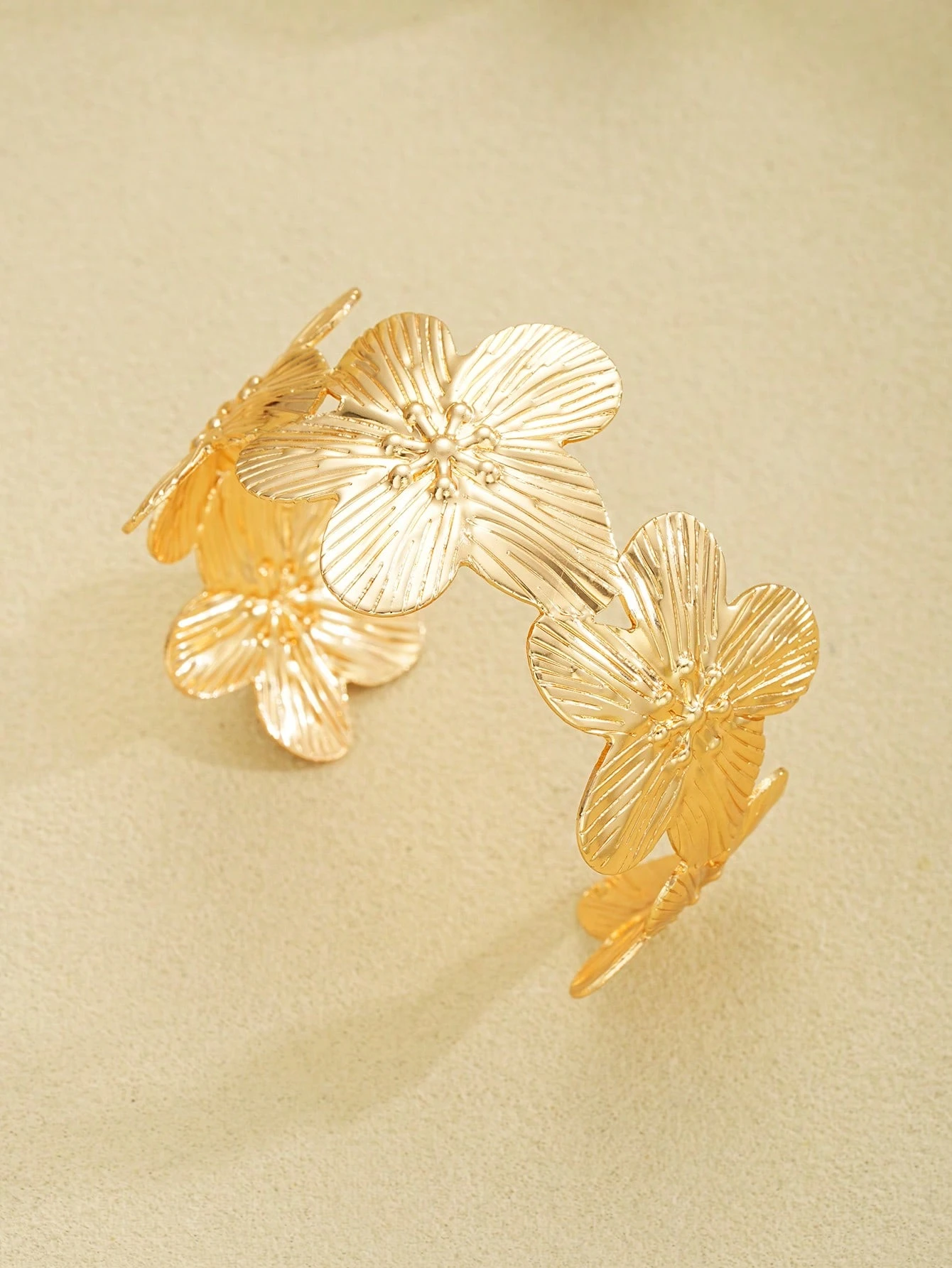 SHEIN Retro Elegant Vintage Floral Design Metal Bangle